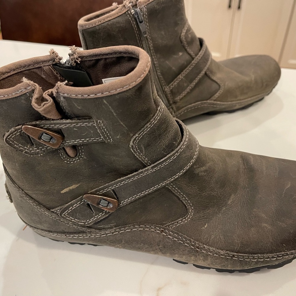 Women’s size 8 Merrell Goose Ankle Boots